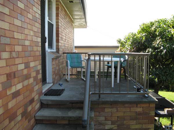 FRESHLY PAINTED, NEW CARPET! Picture 3