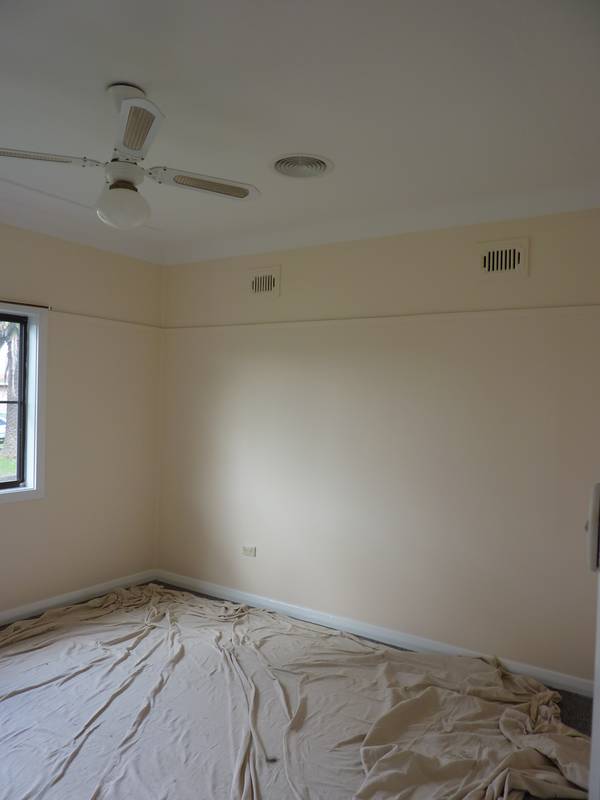 3 Bedroom, freshly painted home!! Picture 3