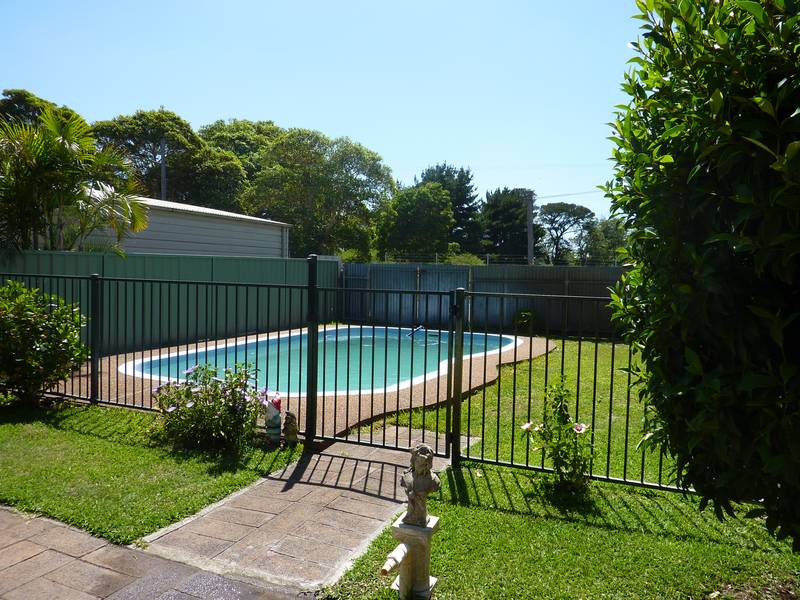 RENOVATED THROUGHOUT Picture 2