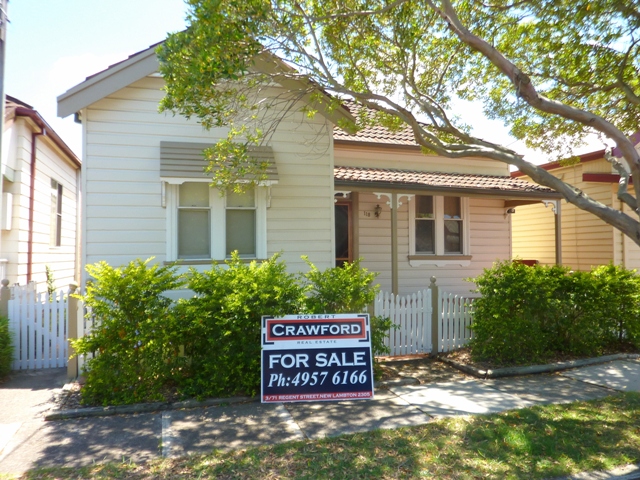 VERY COMFORTABLE OLDER HOME Picture 1