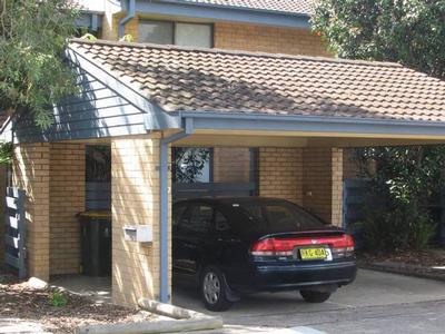 2 BEDROOM TOWNHOUSE - CLOSE TO SHOPS! Picture