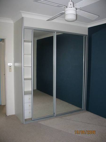 Close to shops & transport! Picture 2