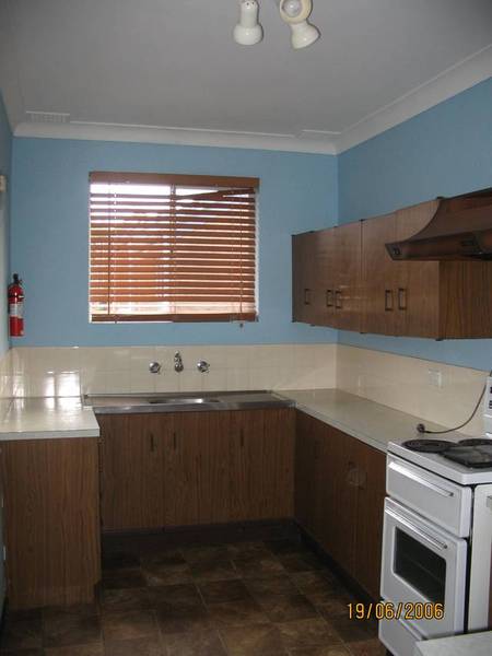 Close to shops & transport! Picture 3