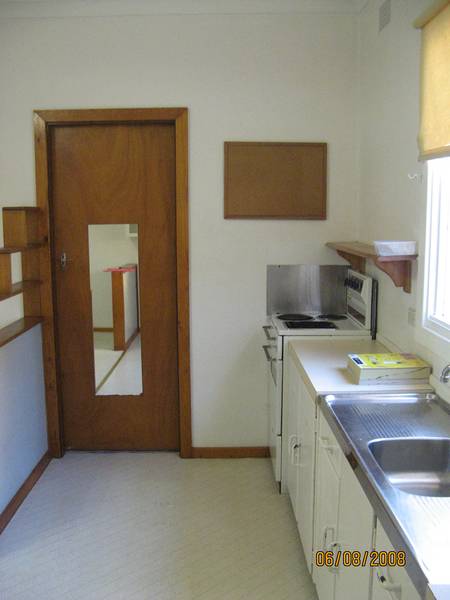 NEAT ONE BEDROOM FLAT Picture 2