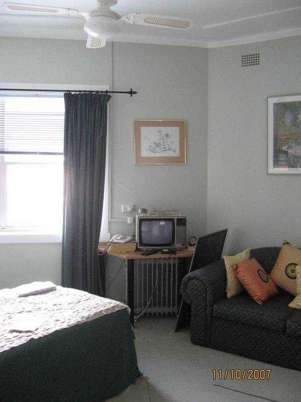 GREAT 3 BEDROOM APARTMENT! Picture 3