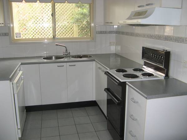 MODERN 3 BEDROOM HOME Picture 1