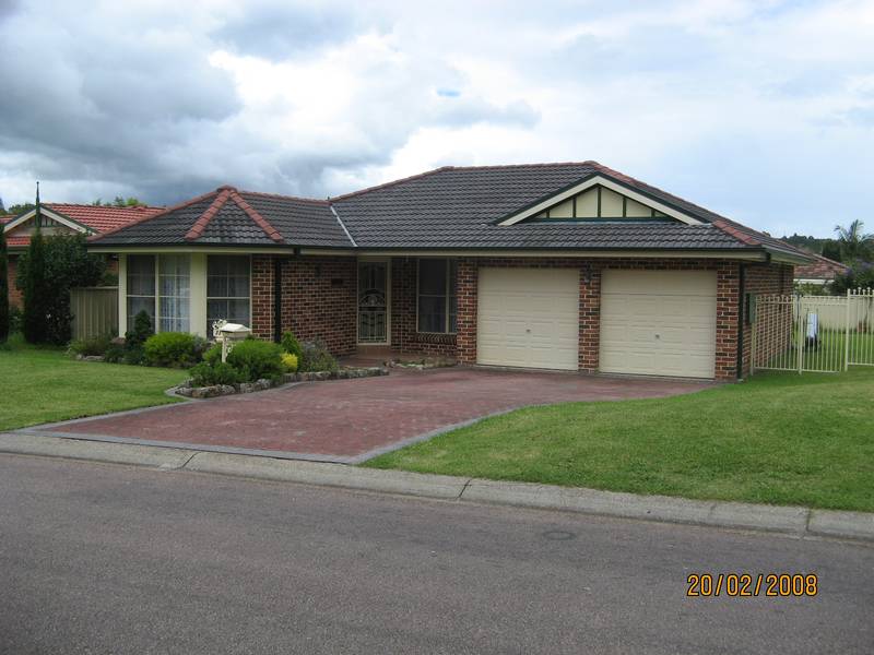 4 BEDROOM FAMILY HOME Picture 1