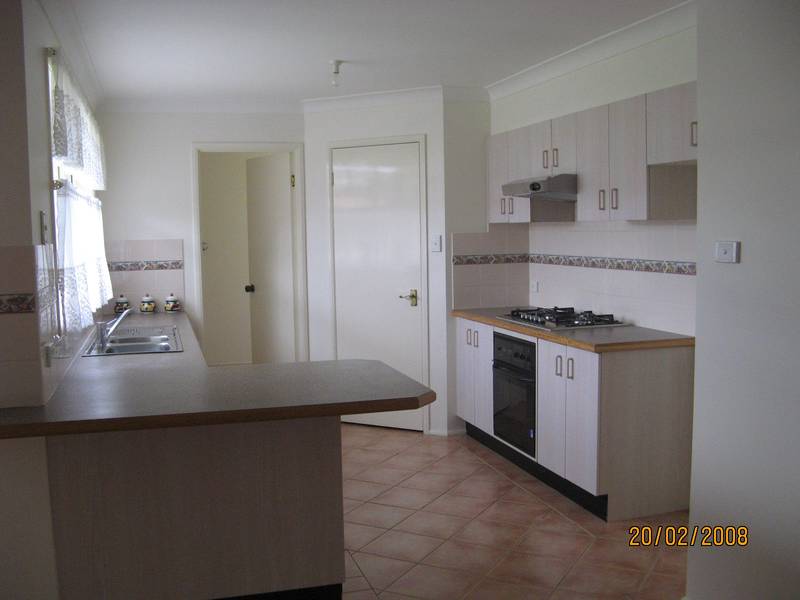 4 BEDROOM FAMILY HOME Picture 2