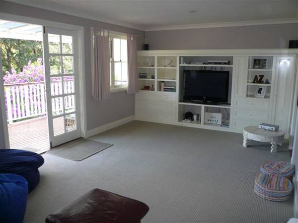 GREAT 5 BEDROOM HOME IN CUL DE SAC LOCATION Picture 2