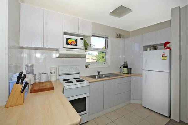 Modernised 1 Bedroom Unit Picture 2