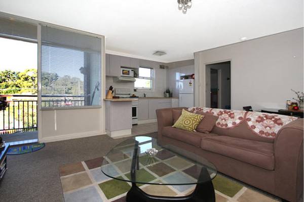 Modernised 1 Bedroom Unit Picture 1