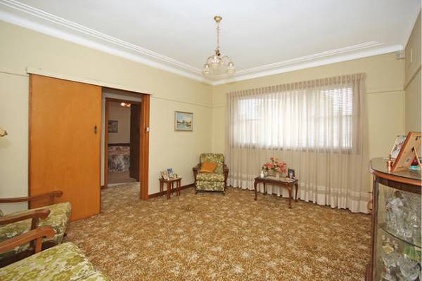 Walk to Shops & Station Picture 3