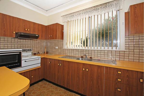 Walk to Shops & Station Picture 2