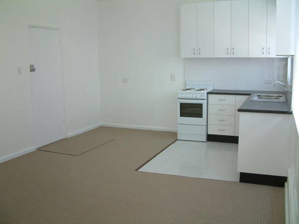 Ground floor unit, fully renovated, great investment. Picture 2