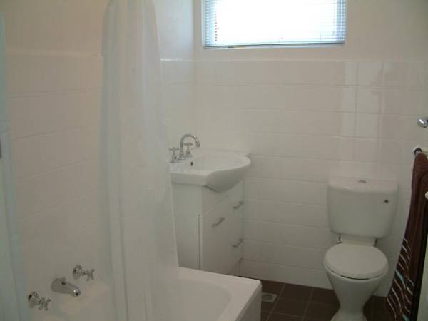 Ground floor unit, fully renovated, great investment. Picture 3