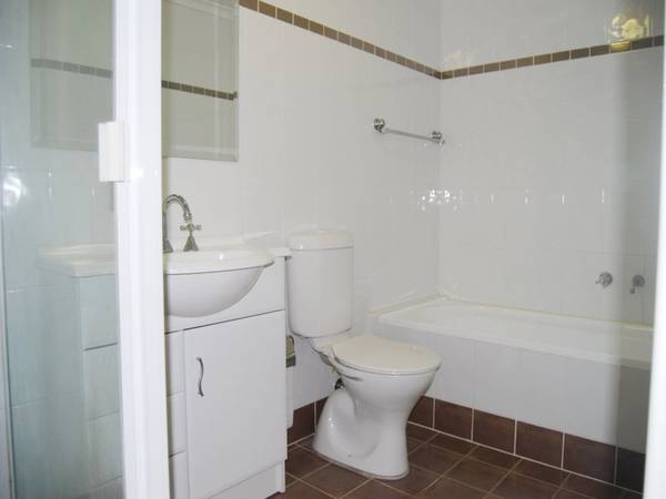 MODERN 2 BEDROOM UNIT WITH LIFT, ENSUITE WITH BATH & WALK-IN-ROBE Picture