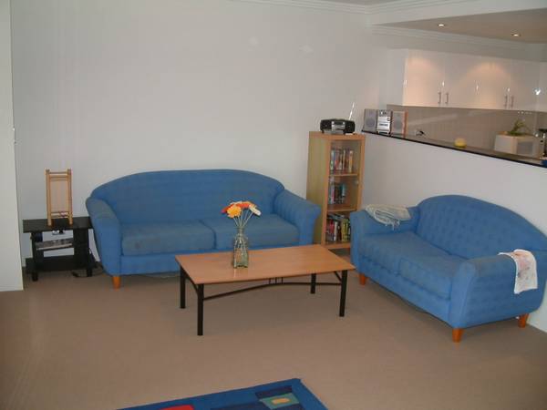 MODERN 2 BEDROOM UNIT WITH LIFT, ENSUITE WITH BATH & WALK-IN-ROBE Picture