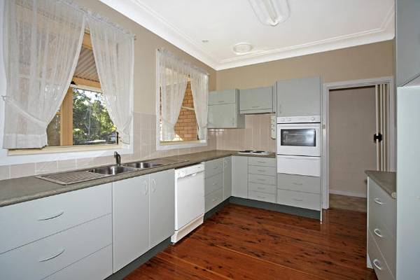 First Class Location, North Facing Yard with Pool Picture 3