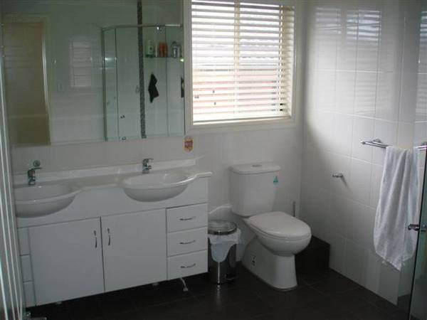 SUPURB FAMILY HOME IN FANTASTIC STREET Picture 2