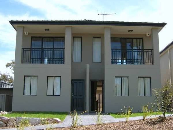 EXECUTIVE STYLE TOWNHOUSE IN A GREAT LOCATION Picture 1