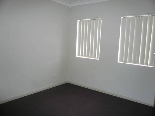 EXECUTIVE STYLE TOWNHOUSE IN A GREAT LOCATION Picture 3