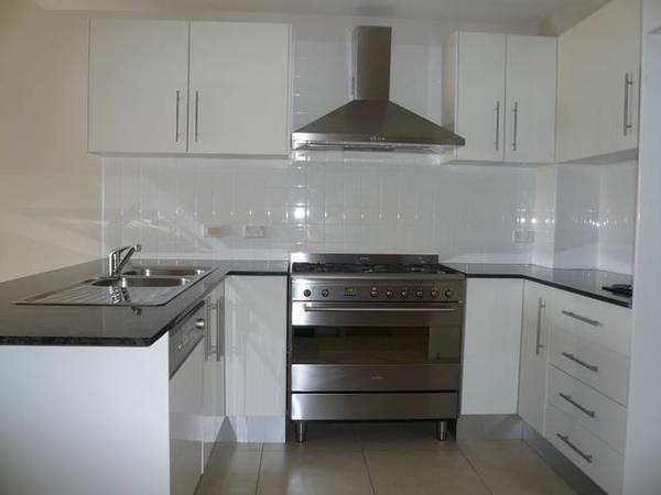 EXECUTIVE STYLE TOWNHOUSE IN A GREAT LOCATION Picture 2