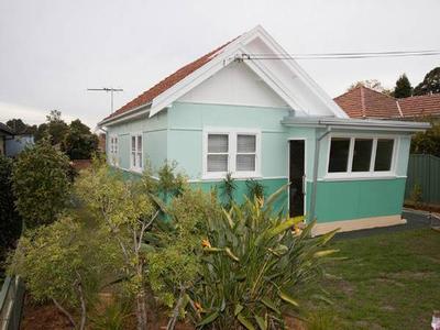 2/3 BEDROOM HOME WITH POLISHED FLOORBOARDS AND HUGE YARD Picture