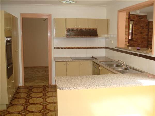 Large 4 Bedroom house with Rumpus, Study and Pool Picture Large 4 Bedroom house with Rumpus, Study and Pool Picture