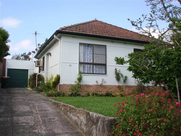 3 Bedroom House with Garage and Air-Conditioning Picture 1