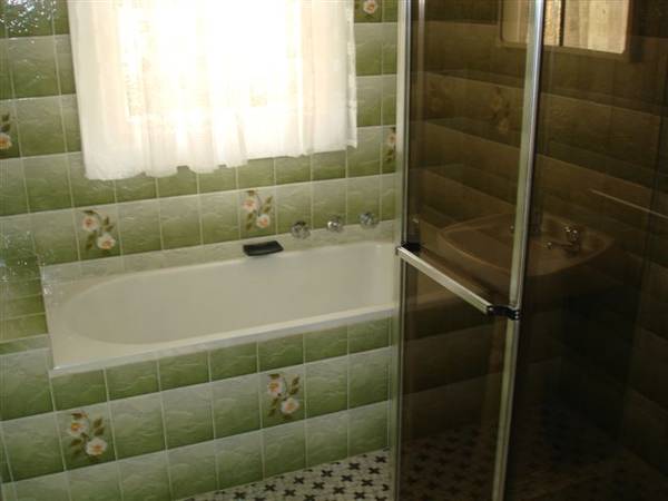 3 Bedroom House with Garage and Air-Conditioning Picture 3