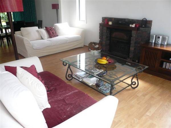 GREAT 3 BEDROOM HOME WITH ALARM Picture 2