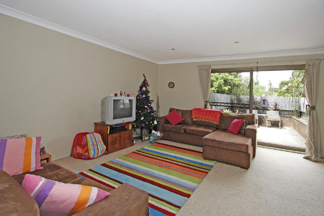 Vacant- 3 Bedroom Townhouse with New Carpet & Alcove study Picture 2