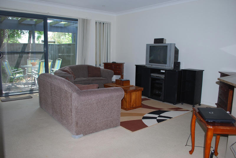 Gated/Modern 2 Bedroom Townhouse Close to the Station Picture 2