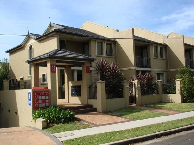 Gated/Modern 2 Bedroom Townhouse Close to the Station Picture