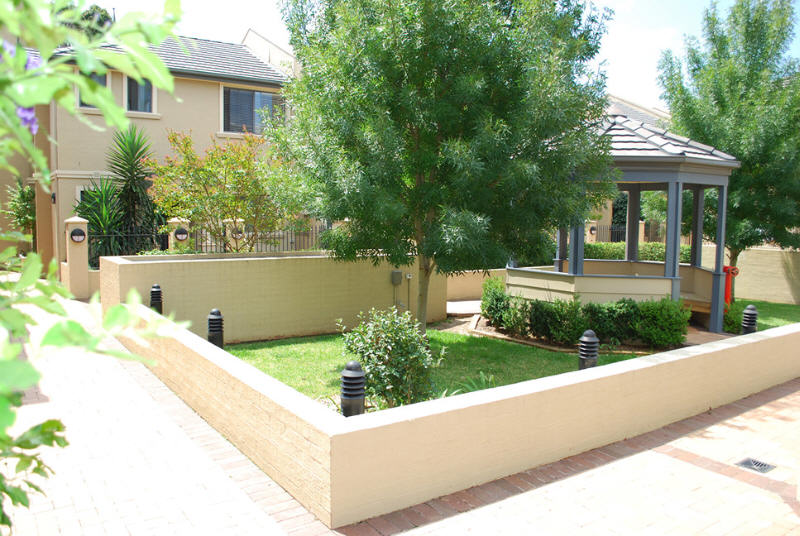 Gated/Modern 2 Bedroom Townhouse Close to the Station Picture 3