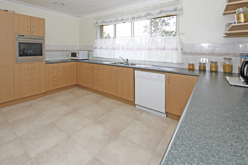 Versatile Tri Level Floor Plan Picture 3