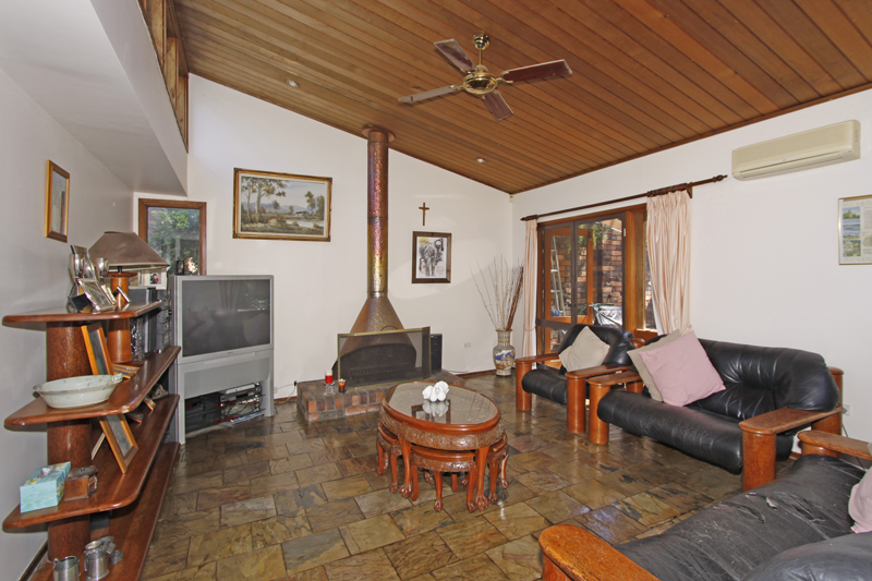 Family Home with Stunning Swimming Pool Picture 2