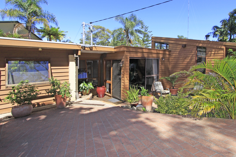 Family Home with Stunning Swimming Pool Picture 3