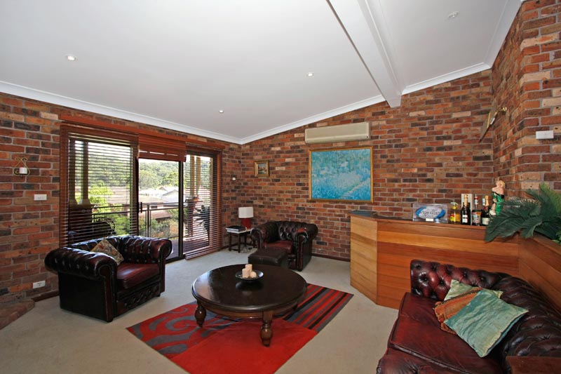 Spacious Double Brick Home with Views of the Woronora Valley Picture 3