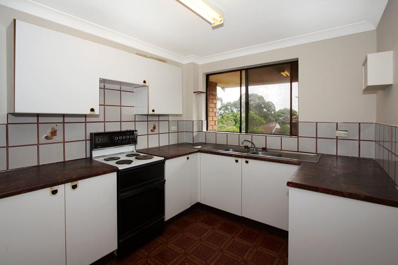 Beautifully Laid Out 2 Bedroom Unit on the Top Floor Picture 2