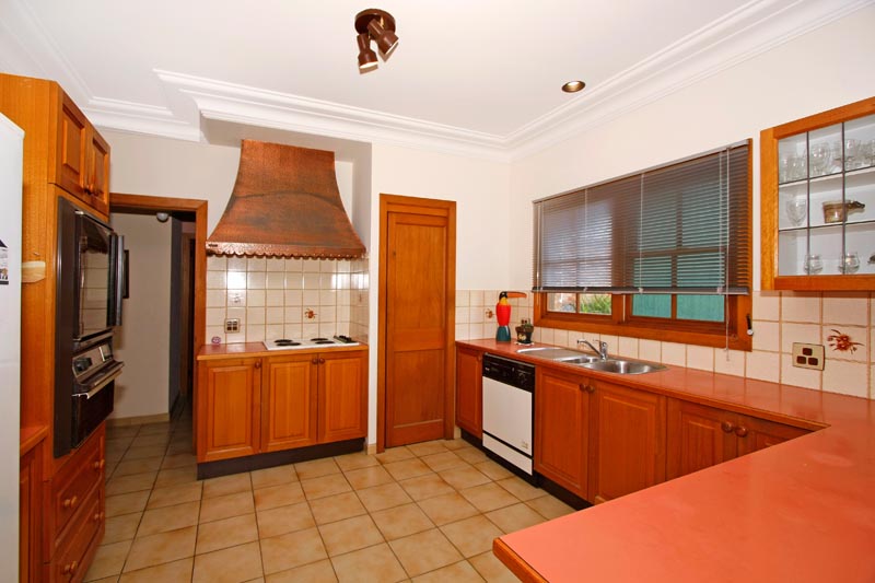 Huge Brick Home in Quiet Cul-De-Sac - Perfect for the Growing Family Picture 2