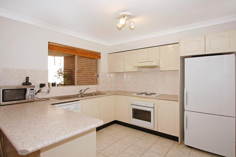 Great 2 Bedroom Unit with 2 Balconies! Picture 3