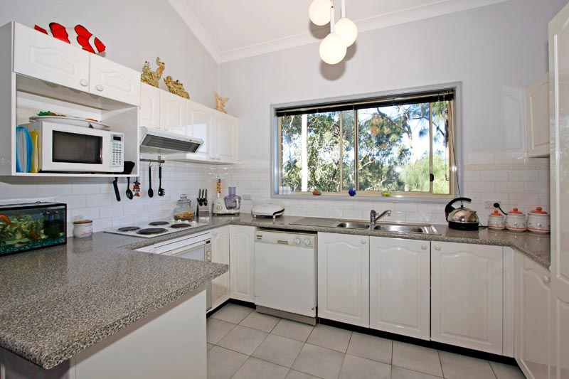 Fantastic Townhouse in Leafy Setting Picture 2