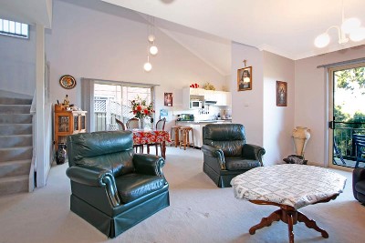 Fantastic Townhouse in Leafy Setting Picture