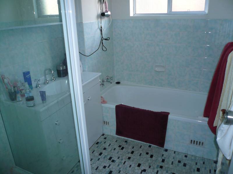 Modern Two bedroom Unit in Convenient Location Picture