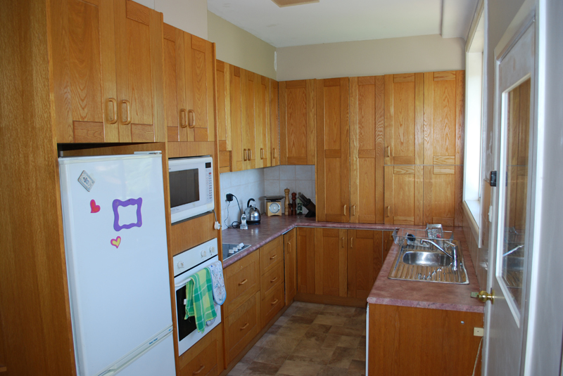 Large Family Home, Swimming Pool, Leafy Outlook Picture 2