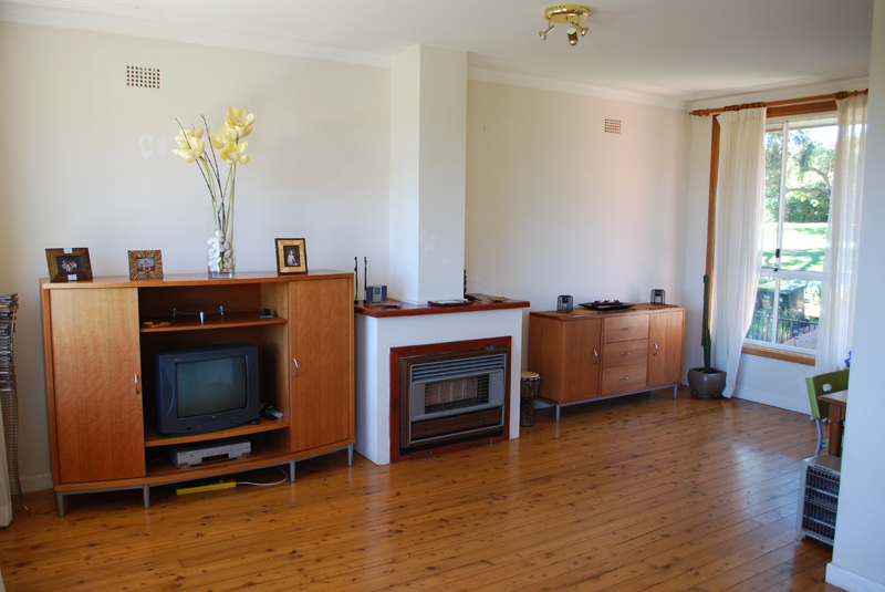 Large Family Home, Swimming Pool, Leafy Outlook Picture 3