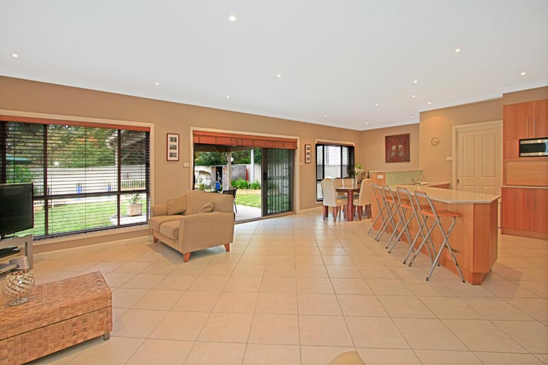 Supreme Easy Care Living on One Level Picture 2