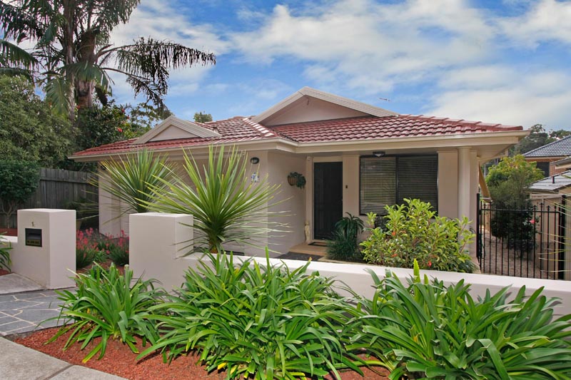 Simply Stunning! Near New Villa Style Residence Picture 1