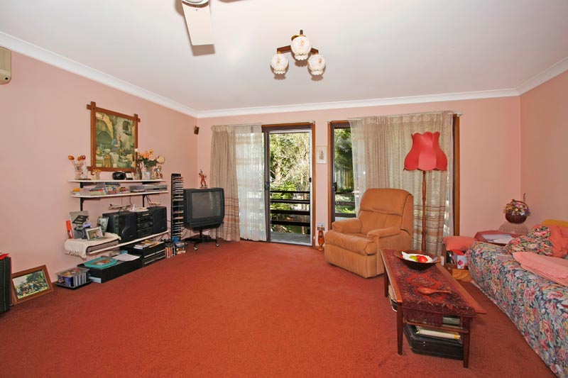 Superb Brick Home with Plenty of Space for the Whole Family! Picture 2